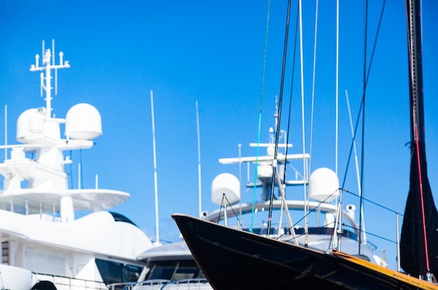 Yacht costosi contro il cielo blu a fuoco selettivo