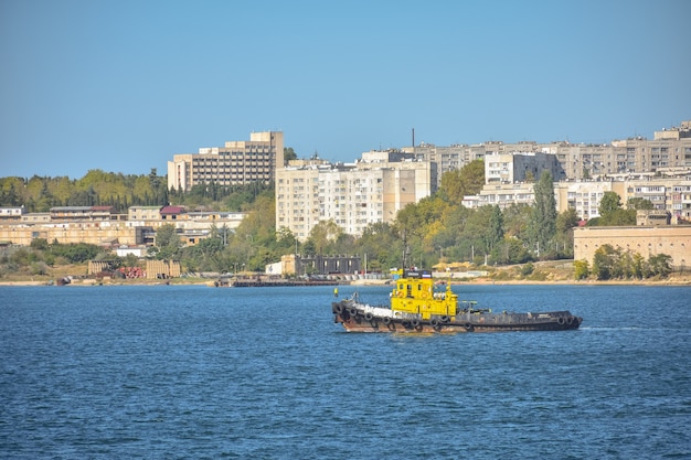 Yacht da diporto nel porto di Sebastopoli, gita in barca, motonave lungo la costa marittima della Crimea.