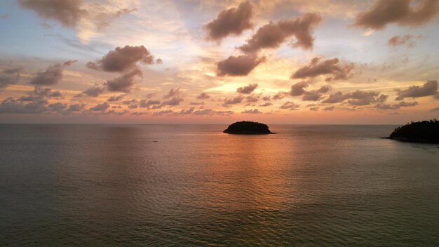 Yacht di lusso al tramonto con vista sull'isola