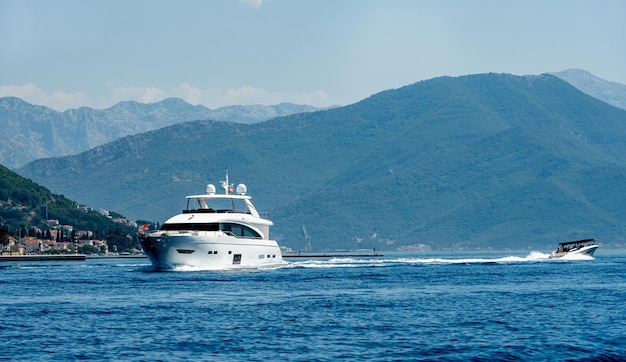 Yacht di lusso in barca nel mare adriatico in montenegro con vista panoramica sulle montagne paesaggi incredibili di bal...