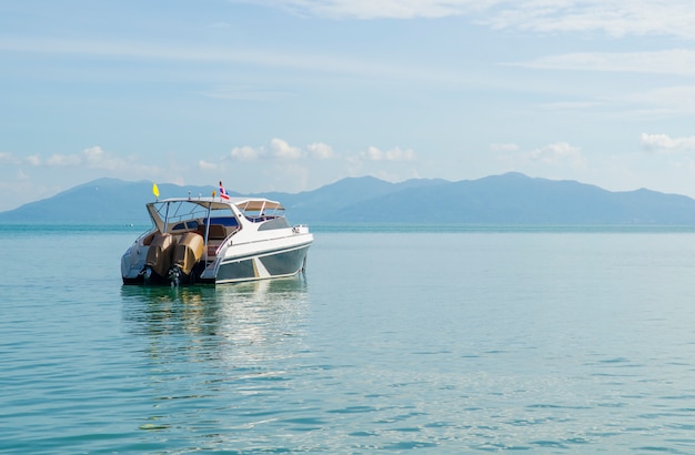 Yacht di lusso nel bellissimo oceano