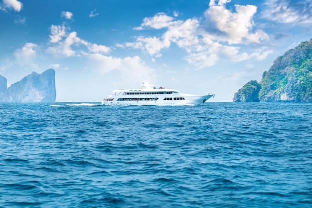 Yacht di lusso nell&#39;isola rotonda del mare vicino all&#39;isola di Phi Phi, Tailandia.