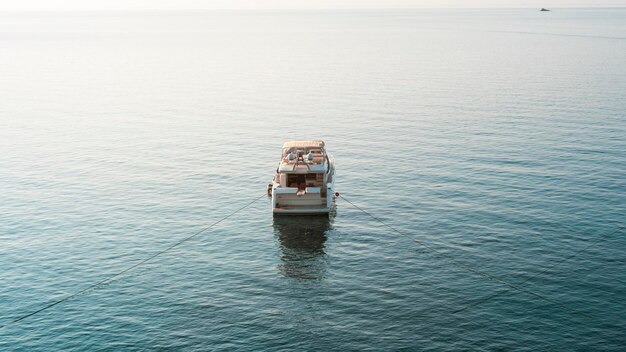 Yacht di lusso nella baia di Aspat