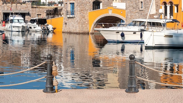 Yacht e barca a motore nel porto turistico di Aspat marina