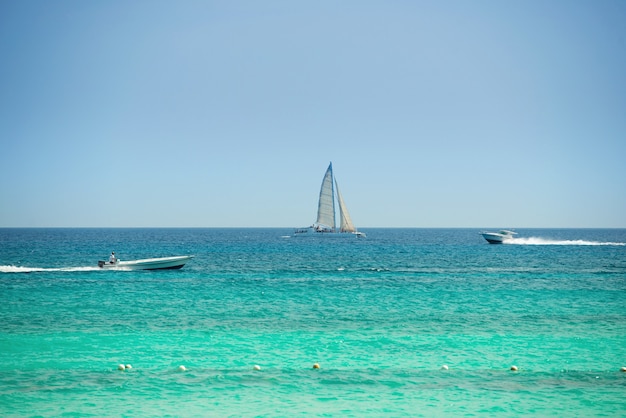 Yacht e barca nel mare blu.