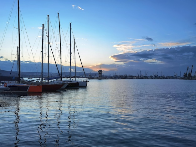 Yacht e barche al tramonto nel porto Mar Nero Varna Bulgaria