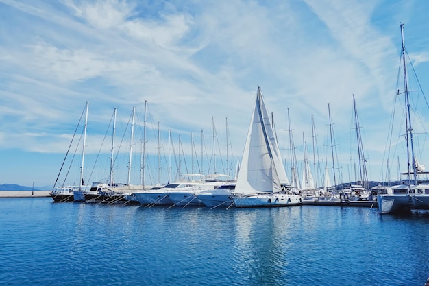 Yacht e barche nel porto sulla costa del Mar Mediterraneo viaggi e tempo libero