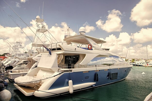 Yacht in baia con cielo nuvoloso