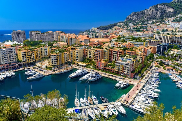 Yacht in baia vicino a case e hotel Fontvielle MonteCarlo Monaco Costa Azzurra Costa Azzurra