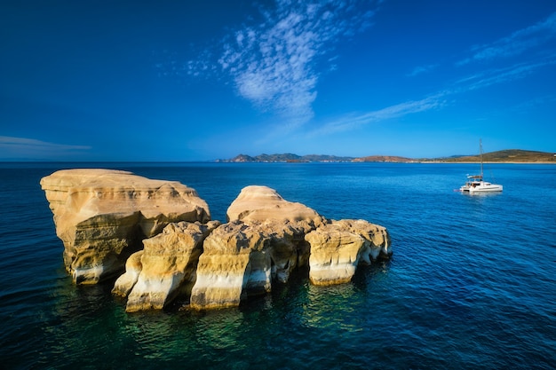 Yacht in barca alla spiaggia di sarakiniko nel mar egeo isola di milos in grecia