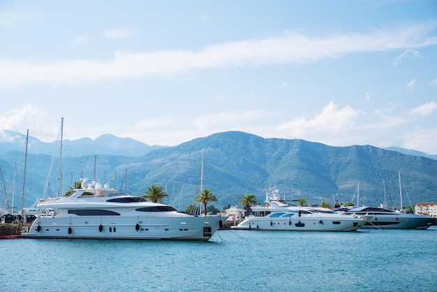 Yacht in città dock vacanze estive in mare