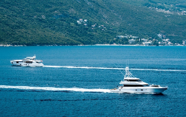 Yacht in mare adriatico montenegro vista panoramica su montagne barche di lusso e paesaggi mediterranei