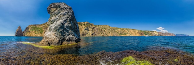 Yacht in mare su uno sfondo di coste rocciose paesaggio marino con yacht e costa rocciosa