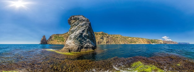 Yacht in mare su uno sfondo di coste rocciose paesaggio marino con yacht e costa rocciosa