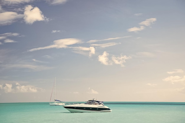 Yacht in mare tropicale