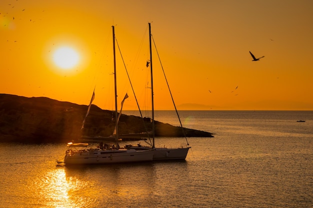 Yacht in una baia tranquilla al tramonto Vacanza di lusso in mare