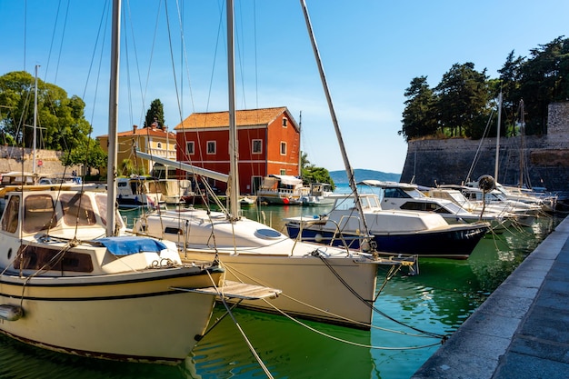 Yacht marini ormeggiati sulla costa adriatica a Zara