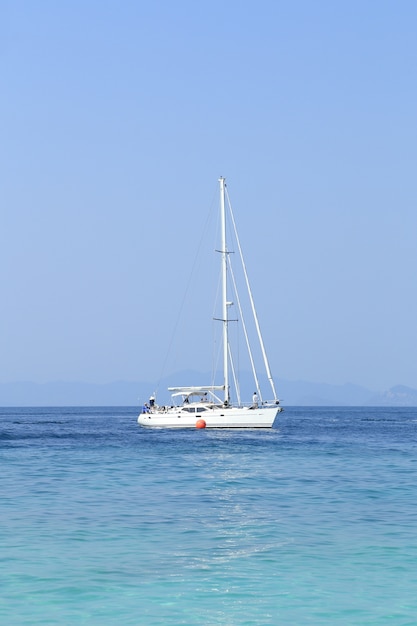 yacht nel mare blu