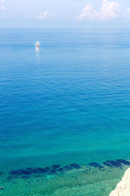 yacht nel mare limpido la costa di Gelendzhik Sosnovka spiaggia Gelendzhik Mar Nero