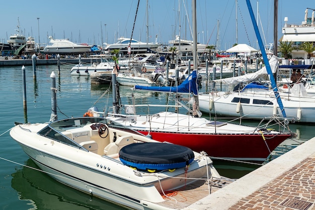 Yacht nel porto di Rimini Italia