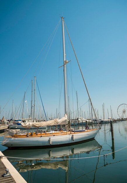 Yacht nel porto in attesa di Rimini Italia