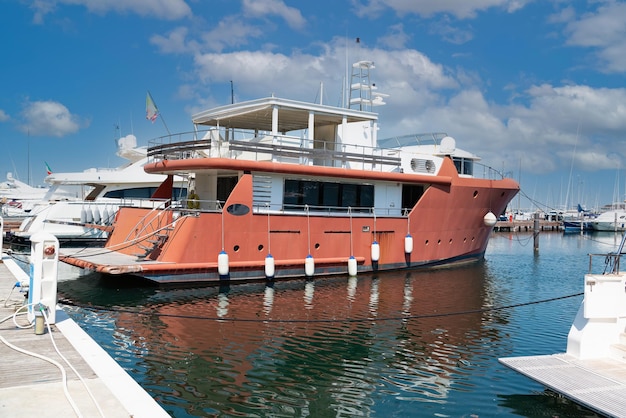 Yacht nel porto in attesa di Rimini Italia