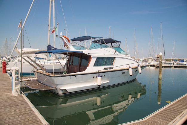 Yacht nel porto in attesa di Rimini Italia