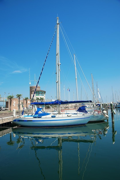 Yacht nel porto in attesa Sul mare è calmo