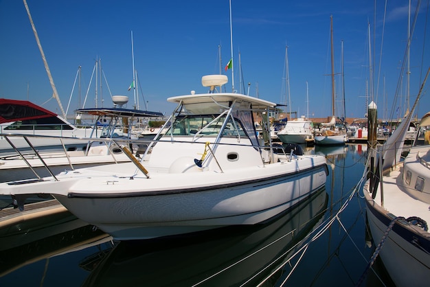 Yacht nel porto in attesa