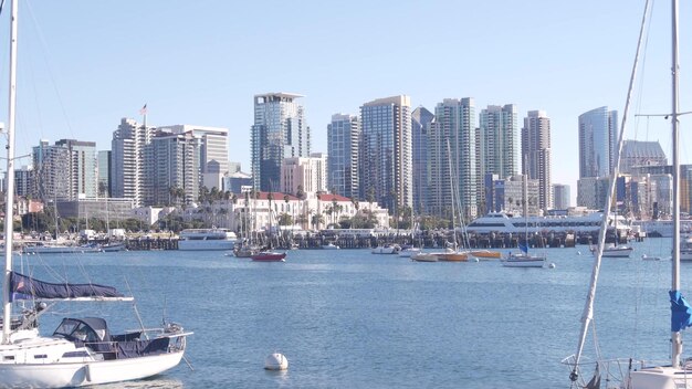 Yacht nel porto turistico skyline della città di san diego paesaggio urbano california usa