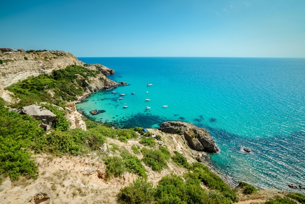 Yacht nella baia del mare tropicale blu