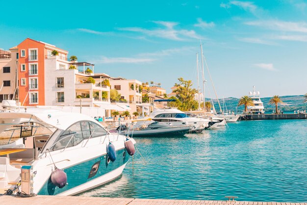 Yacht nelle montagne della baia del montenegro sullo sfondo