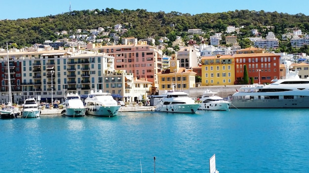 Yacht ormeggiati in mare contro gli edifici della città