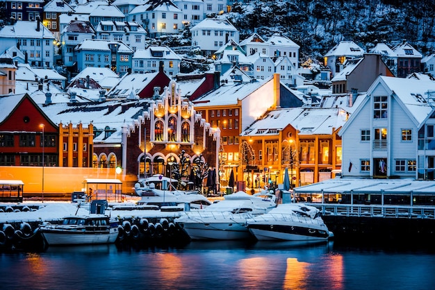 Yacht ormeggiati nel porto di Bergan Norvegia