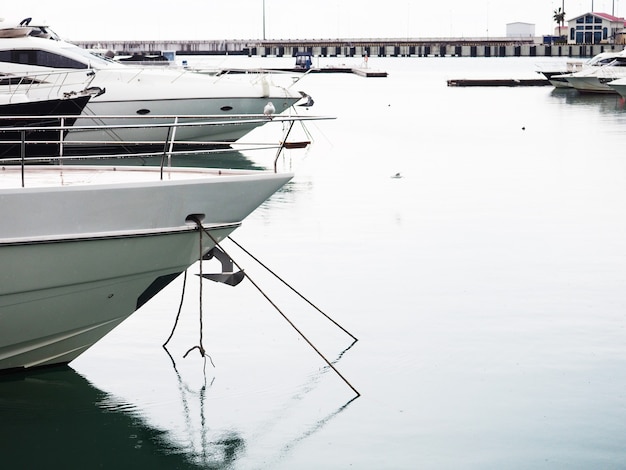 Yacht privati bianchi nel porto.