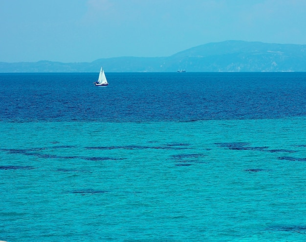 Yacht sul mare blu in estate in Grecia