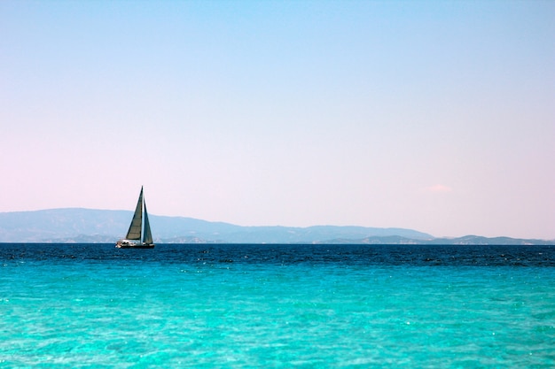 Yacht sul mare blu in estate in Grecia