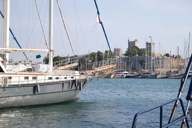 Yacht sull'acqua sullo sfondo della fortezza