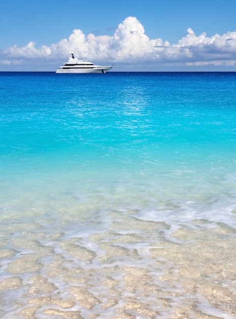 Yacht sullo sfondo delle nuvole sull'isola di Cefalonia nel Mar Ionio in Grecia
