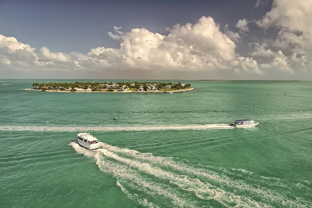 Yacht turistici che galleggiano sull'isola verde a Key West Florida