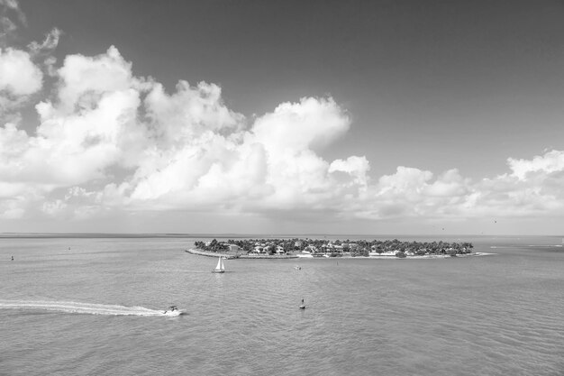 Yacht turistici che galleggiano vicino all'isola verde a Key West Florida