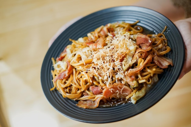 Yakisoba il Giappone asiatico Cina e Taiwan Fried Noodle stile sul tavolo di legno Servire per pranzo