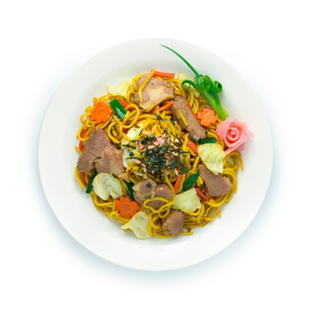 Yakisoba Noodles saltati in padella con maiale soia dolce a forma di fiore di sginger goodtasty