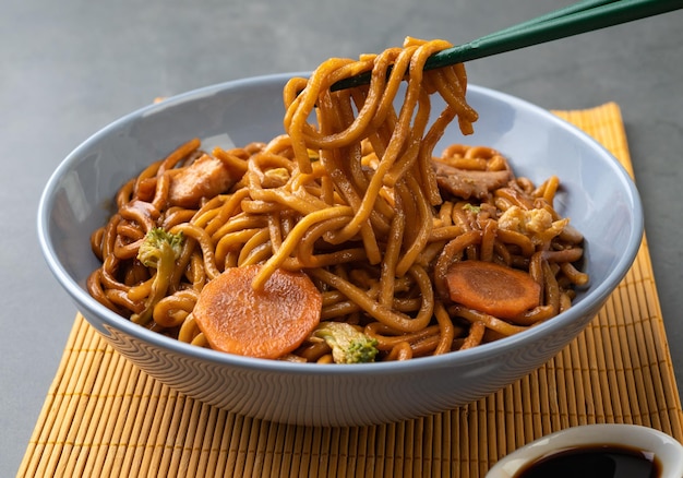 Yakisoba tradizionale pasta asiatica con tagliatelle di carne e verdure