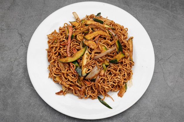 Yakisoba vegetale su fondo rustico