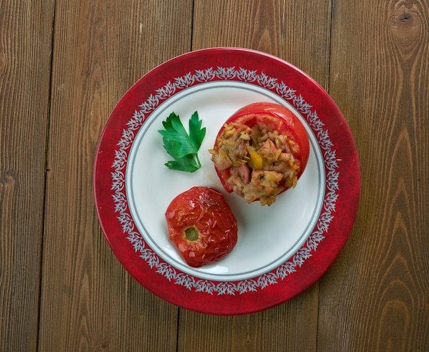 Yalanchi - pomodoro ripieno di carne e riso. Cucina mediorientale