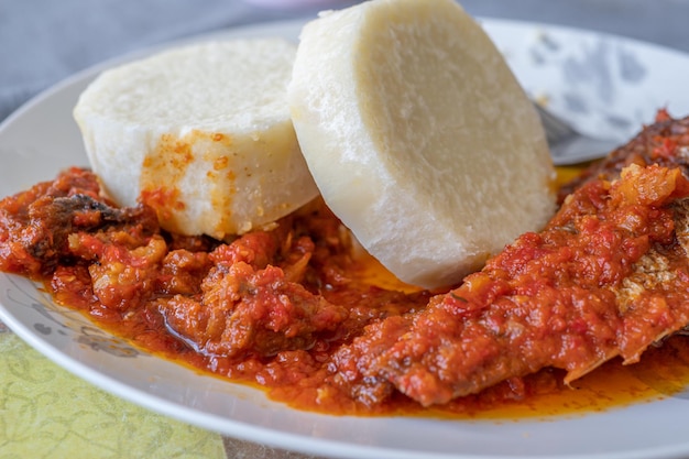 Yam bollito e stufato di pesce pronto da mangiare