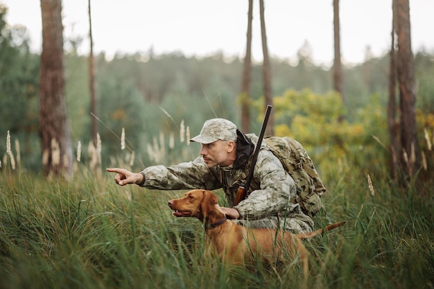 Yang Hunter con fucile e cane nella foresta