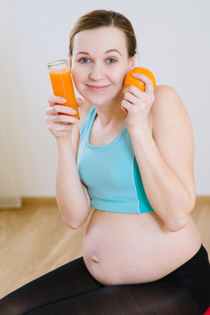 Yappy donna incinta con succo d'arancia