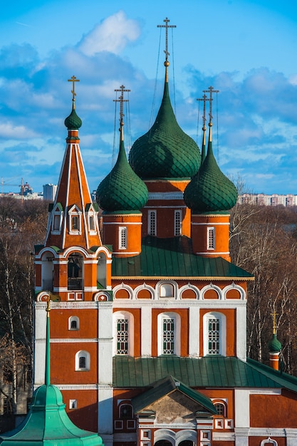 Yaroslavl. Immagine dell'antica città russa. Bella casa e ch